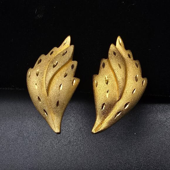 Keys Gold Tone Clip On Screw Back Earrings Bud Leaf Shape Vintage - Picture 1 of 8
